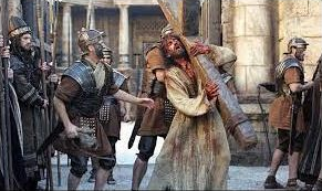 Nossa Senhora encontra Jesus carregando a Cruz no caminho do Calvário