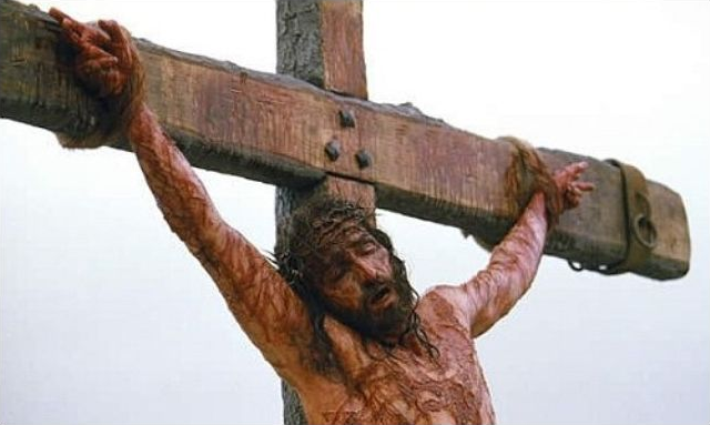 Nossa Senhora permanece de pé junto à Cruz de Jesus no Calvário